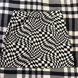 Optical illusion, mini skirt 💫